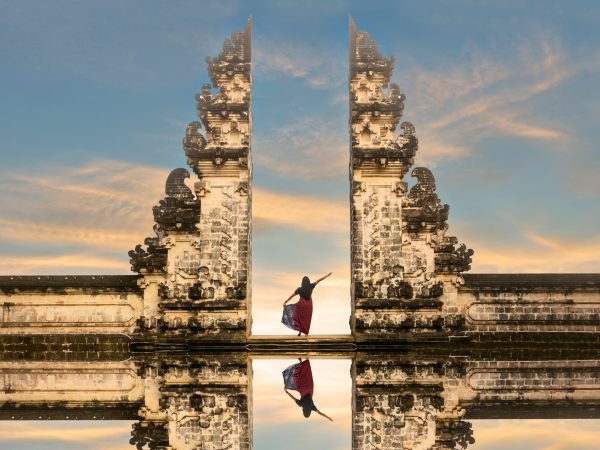 Balinese,Women,In,Traditional,Costumesis,Standing,In,The,Gate,Of