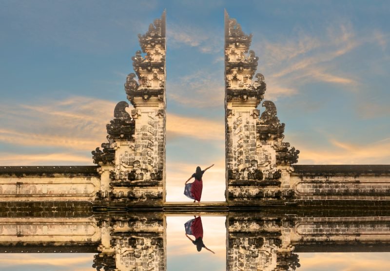 Balinese,Women,In,Traditional,Costumesis,Standing,In,The,Gate,Of