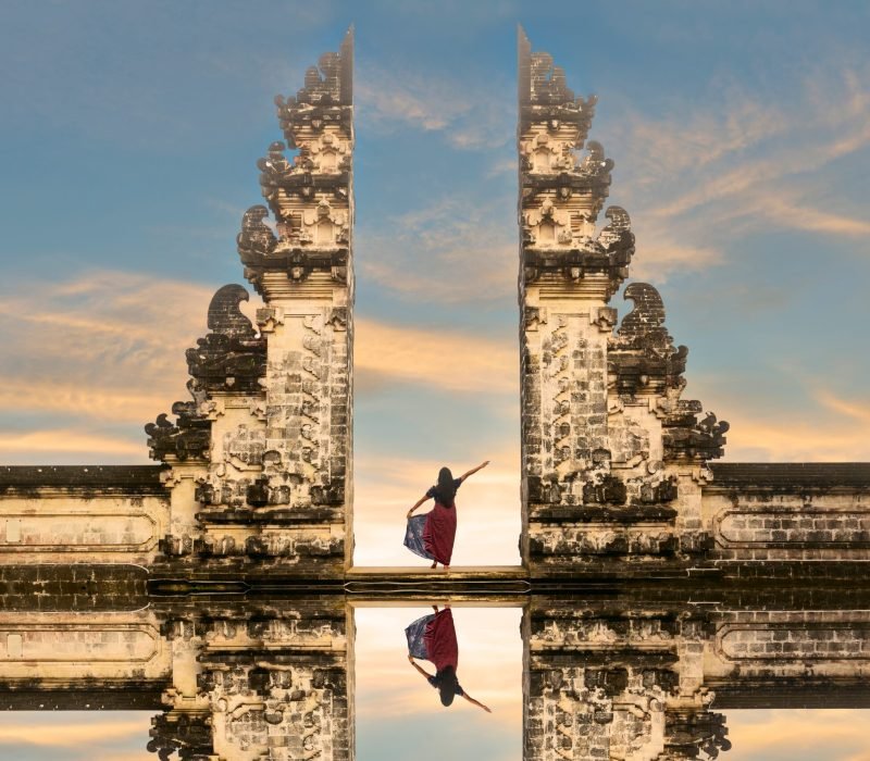 Balinese,Women,In,Traditional,Costumesis,Standing,In,The,Gate,Of