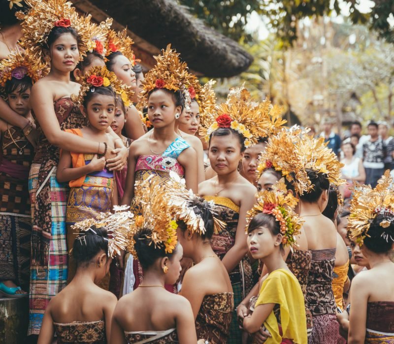 Tenganan Duah Tukad, Bali, Indonesien - July 26, 2013: Group of Balinese people. Beautiful dancer women in traditional costumes dance on street parade at art and culture festival.