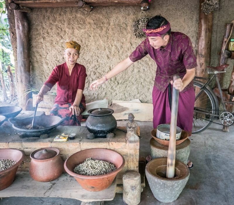 Bali,,Indonesia,-,August,13th,2018:,Old,Woman,And,Young