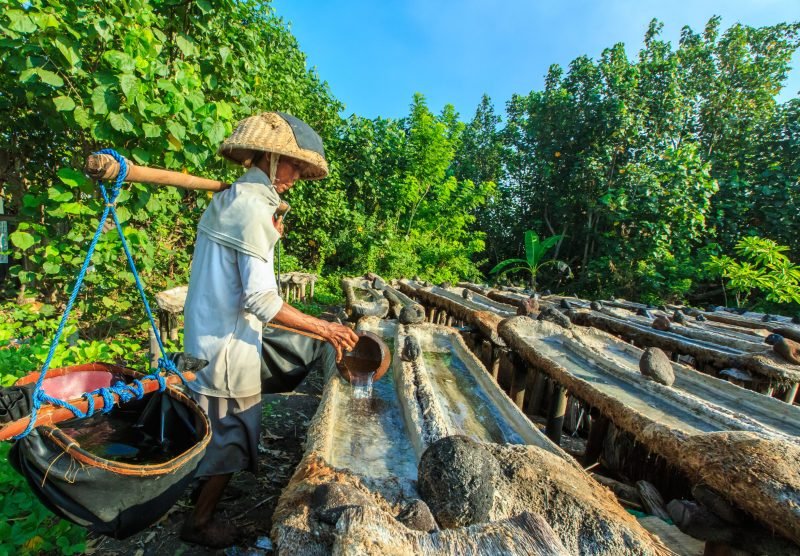 Bali,Indonesia,Apr,3,,2016,:,Traditional,Salt,Farmer,In