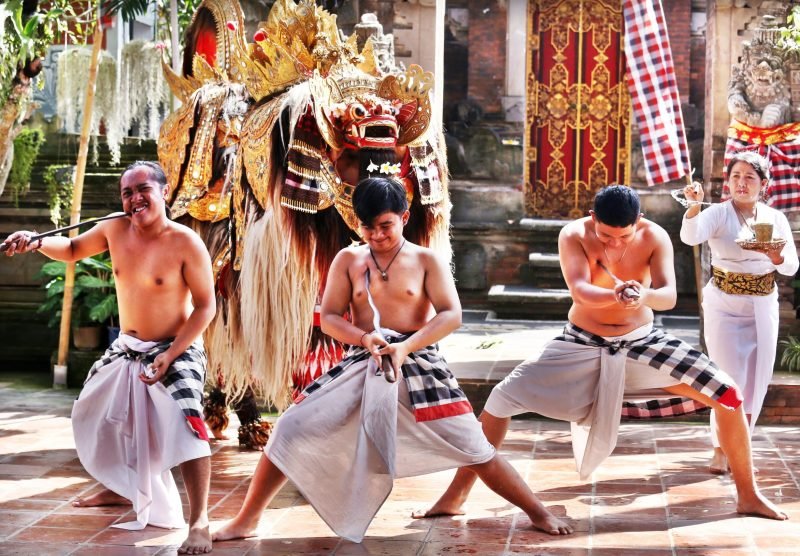 Barong,Dance,Artist,Performs,A,Keris,Piercing,Attraction,When,Welcoming