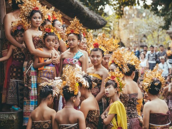 Tenganan Duah Tukad, Bali, Indonesien - July 26, 2013: Group of Balinese people. Beautiful dancer women in traditional costumes dance on street parade at art and culture festival.